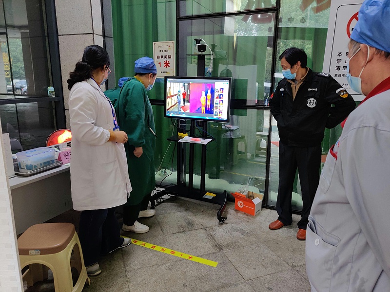 移動(dòng)式人體遠(yuǎn)紅外熱像儀測(cè)溫儀