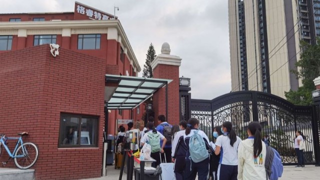 配備安檢門,安檢機(jī)嚴(yán)把校園進(jìn)出關(guān),創(chuàng)建良好校園環(huán)境