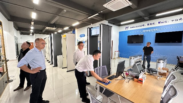 湖北崇陽(yáng)領(lǐng)導(dǎo)蒞臨昆山三迅考察指導(dǎo)，智能安檢科技守護(hù)校園純凈環(huán)境