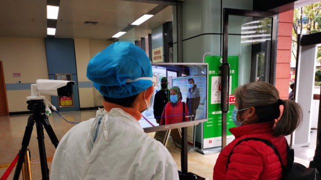 協(xié)助預(yù)檢分診，體溫監(jiān)測(cè)儀遠(yuǎn)距離無(wú)接觸式檢測(cè)加強(qiáng)醫(yī)院疫情防控工作