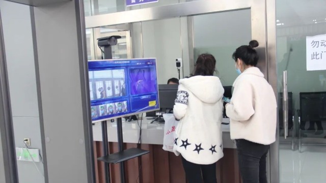 訴訟服務(wù)中心引進紅外線人體自動測溫儀為安全防疫鑄造銅墻鐵壁