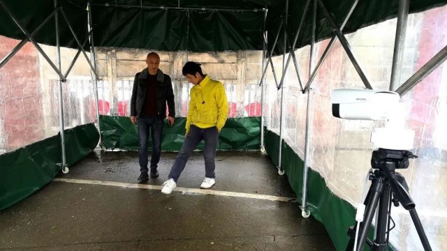 非接觸式熱成像測(cè)溫系統(tǒng)亮相校園,0.1秒完成多人體溫篩查