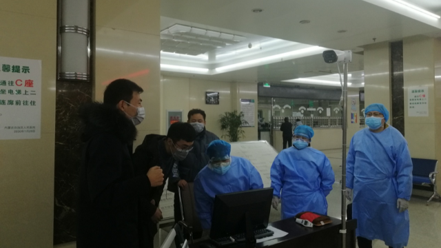 熱成像人臉識(shí)別測(cè)溫儀減輕人流高聚集地測(cè)溫壓力，輔助醫(yī)院防疫排查