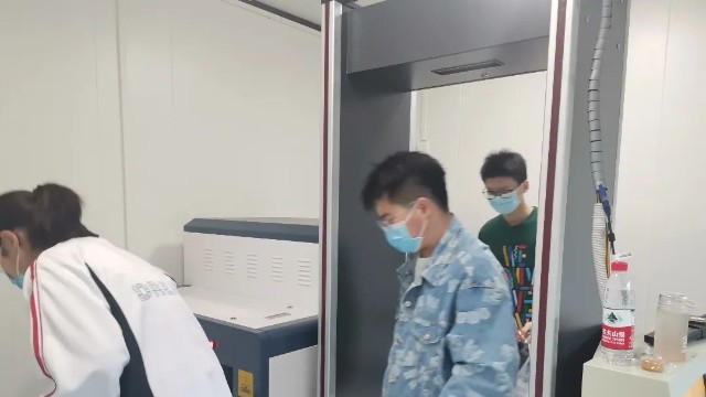 加強(qiáng)校園安全工作,商丘市應(yīng)天高級(jí)中學(xué)啟用入校安檢系統(tǒng)