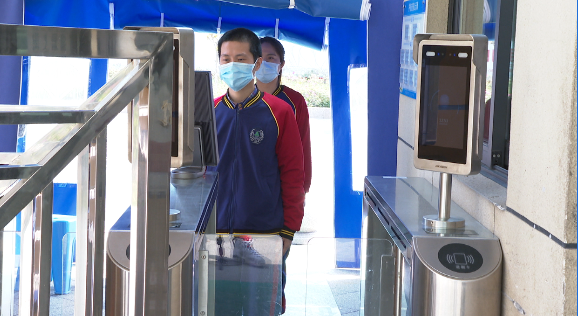 人臉識別體溫測量一體機戴口罩刷臉測溫，學生實現(xiàn)2秒進校