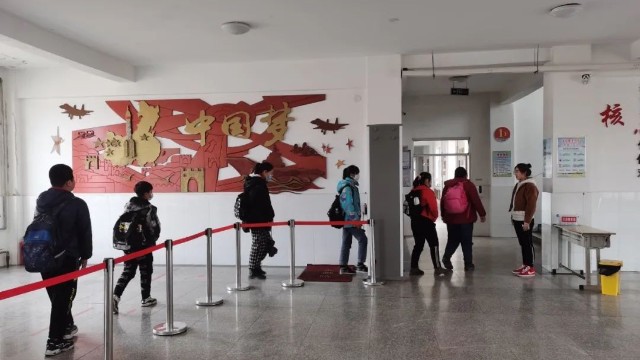 校門(mén)口裝智能安檢門(mén)查手機(jī)，這事你怎么看？