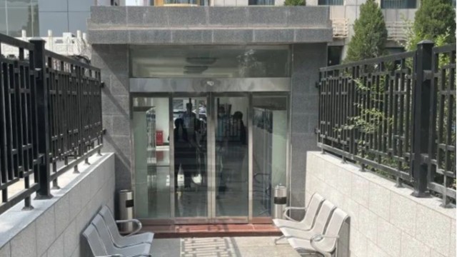 人民法院智慧安檢通道規(guī)范安全檢查、強(qiáng)化安保工作、保障訴訟安全