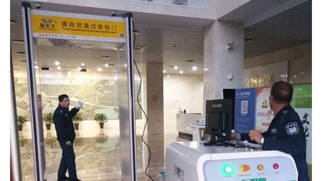 探天下法院金屬安檢門設(shè)備工程師:城西法院”溫馨安檢”讓人如沐春風(fēng)