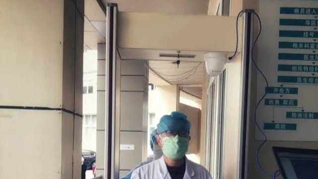 減輕醫(yī)務人員工作量，熱成像自動測溫安檢門加強防控檢查程序