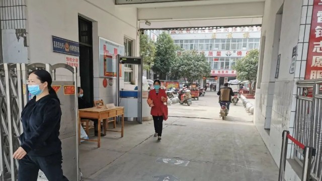 輕松“過門”通過式人體測(cè)溫門非接觸快速體溫篩查讓醫(yī)院更安全