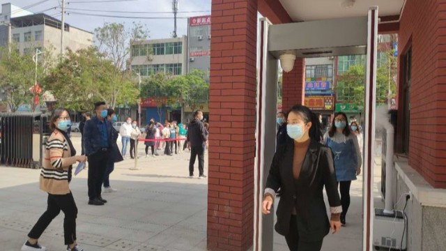 嚴(yán)守疫情防控,富平縣頻陽小學(xué)部署測溫安檢門把好校園的每一個(gè)關(guān)口