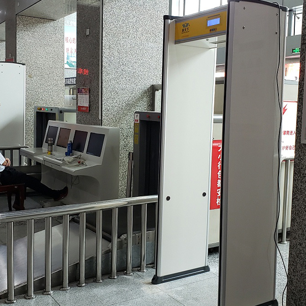 車(chē)站安檢門(mén)